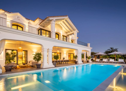 VILLA MAGNÍFICA EN BENAHAVÍS CON VISTAS AL MAR Y CARACTERÍSTICAS EXCEPCIONALES