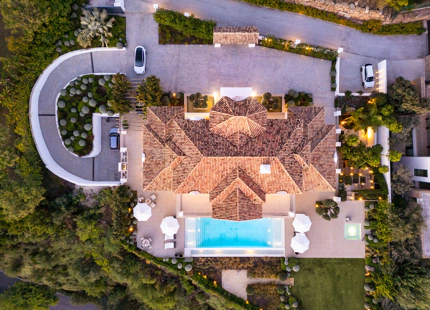 VILLA MAGNÍFICA EN BENAHAVÍS CON VISTAS AL MAR Y CARACTERÍSTICAS EXCEPCIONALES