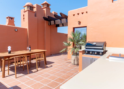 ELEGANTE CASA ADOSADA DE 4 DORMITORIOS CON TERRAZA EN LA AZOTEA EN MARBELLA
