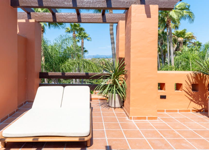 ELEGANTE CASA ADOSADA DE 4 DORMITORIOS CON TERRAZA EN LA AZOTEA EN MARBELLA