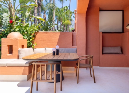 ELEGANTE CASA ADOSADA DE 4 DORMITORIOS CON TERRAZA EN LA AZOTEA EN MARBELLA