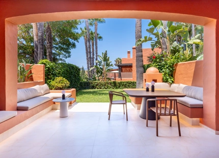 ELEGANTE CASA ADOSADA DE 4 DORMITORIOS CON TERRAZA EN LA AZOTEA EN MARBELLA