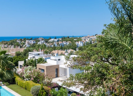 ELEGANTE CASA ADOSADA DE 4 DORMITORIOS CON TERRAZA EN LA AZOTEA EN MARBELLA