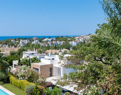 ELEGANT 4-BEDROOM TOWNHOUSE WITH ROOFTOP TERRACE IN MARBELLA