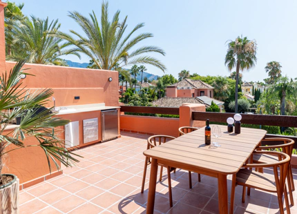 ELEGANTE CASA ADOSADA DE 4 DORMITORIOS CON TERRAZA EN LA AZOTEA EN MARBELLA