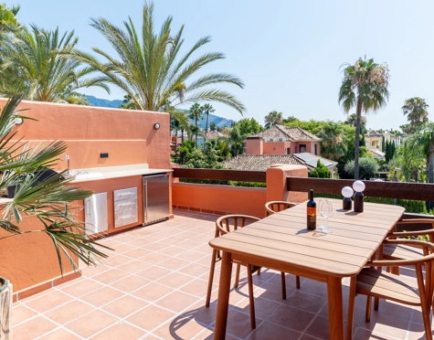 ELEGANT 4-BEDROOM TOWNHOUSE WITH ROOFTOP TERRACE IN MARBELLA