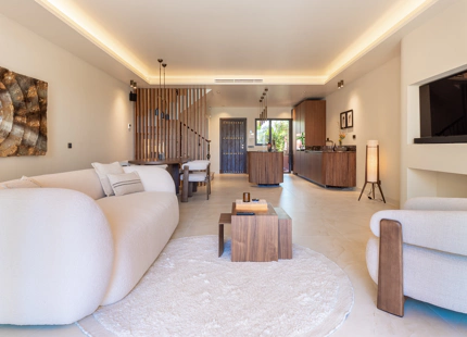 ELEGANTE CASA ADOSADA DE 4 DORMITORIOS CON TERRAZA EN LA AZOTEA EN MARBELLA