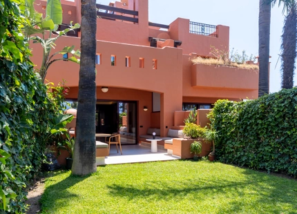 ELEGANTE CASA ADOSADA DE 4 DORMITORIOS CON TERRAZA EN LA AZOTEA EN MARBELLA