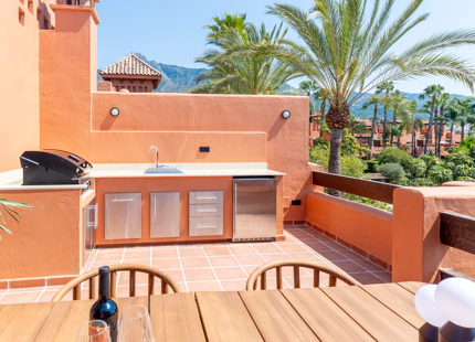 ELEGANTE CASA ADOSADA DE 4 DORMITORIOS CON TERRAZA EN LA AZOTEA EN MARBELLA