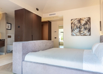 ELEGANTE CASA ADOSADA DE 4 DORMITORIOS CON TERRAZA EN LA AZOTEA EN MARBELLA
