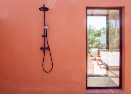 ELEGANTE CASA ADOSADA DE 4 DORMITORIOS CON TERRAZA EN LA AZOTEA EN MARBELLA