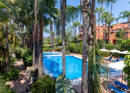 ELEGANTE CASA ADOSADA DE 4 DORMITORIOS CON TERRAZA EN LA AZOTEA EN MARBELLA