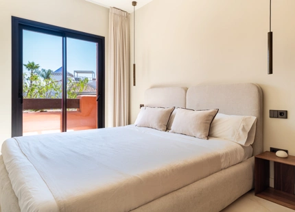 ELEGANTE CASA ADOSADA DE 4 DORMITORIOS CON TERRAZA EN LA AZOTEA EN MARBELLA