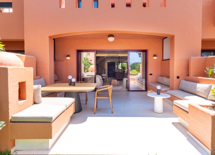 ELEGANTE CASA ADOSADA DE 4 DORMITORIOS CON TERRAZA EN LA AZOTEA EN MARBELLA