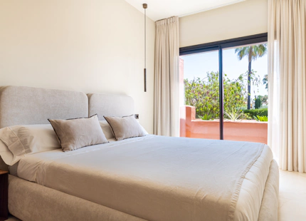 ELEGANTE CASA ADOSADA DE 4 DORMITORIOS CON TERRAZA EN LA AZOTEA EN MARBELLA