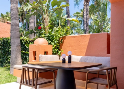 ELEGANTE CASA ADOSADA DE 4 DORMITORIOS CON TERRAZA EN LA AZOTEA EN MARBELLA