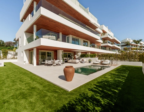 LUJOSO APARTAMENTO TRIPLEX DE 4 DORMITORIOS CON JARDÍN EN LA MILLA DE ORO DE MARBELLA