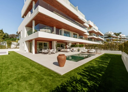 LUJOSO APARTAMENTO TRIPLEX DE 4 DORMITORIOS CON JARDÍN EN LA MILLA DE ORO DE MARBELLA
