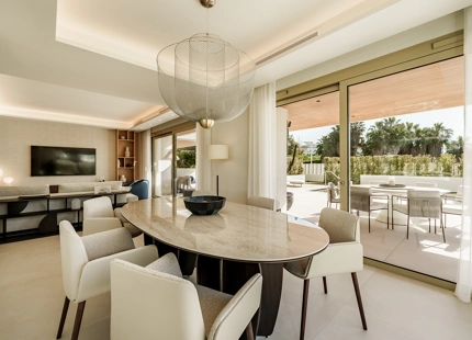 LUJOSO APARTAMENTO TRIPLEX DE 4 DORMITORIOS CON JARDÍN EN LA MILLA DE ORO DE MARBELLA