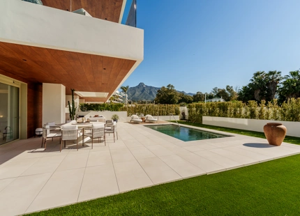 LUJOSO APARTAMENTO TRIPLEX DE 4 DORMITORIOS CON JARDÍN EN LA MILLA DE ORO DE MARBELLA