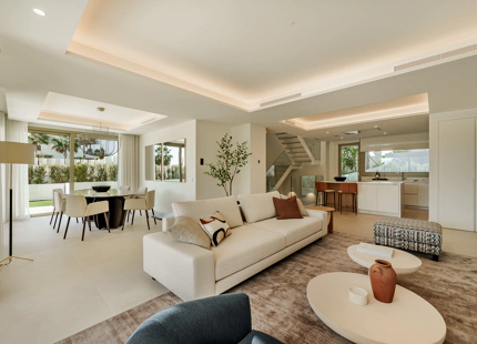 LUJOSO APARTAMENTO TRIPLEX DE 4 DORMITORIOS CON JARDÍN EN LA MILLA DE ORO DE MARBELLA