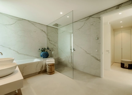 LUJOSO APARTAMENTO TRIPLEX DE 4 DORMITORIOS CON JARDÍN EN LA MILLA DE ORO DE MARBELLA