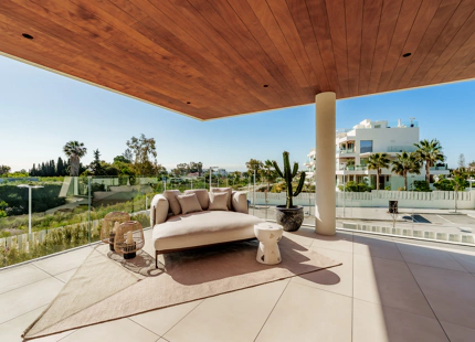 LUJOSO APARTAMENTO TRIPLEX DE 4 DORMITORIOS CON JARDÍN EN LA MILLA DE ORO DE MARBELLA