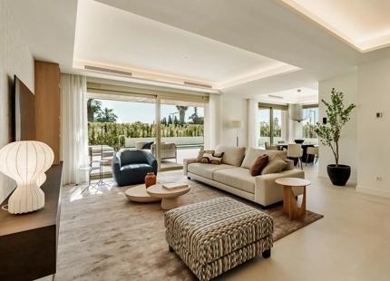 LUJOSO APARTAMENTO TRIPLEX DE 4 DORMITORIOS CON JARDÍN EN LA MILLA DE ORO DE MARBELLA