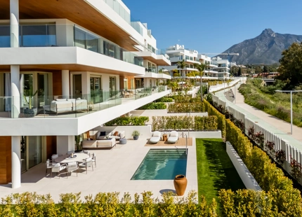 LUJOSO APARTAMENTO TRIPLEX DE 4 DORMITORIOS CON JARDÍN EN LA MILLA DE ORO DE MARBELLA