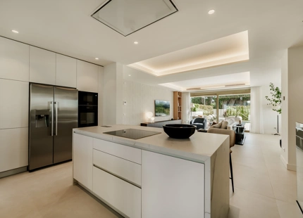 LUJOSO APARTAMENTO TRIPLEX DE 4 DORMITORIOS CON JARDÍN EN LA MILLA DE ORO DE MARBELLA