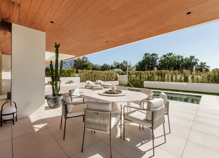 LUJOSO APARTAMENTO TRIPLEX DE 4 DORMITORIOS CON JARDÍN EN LA MILLA DE ORO DE MARBELLA