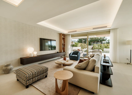 LUJOSO APARTAMENTO TRIPLEX DE 4 DORMITORIOS CON JARDÍN EN LA MILLA DE ORO DE MARBELLA