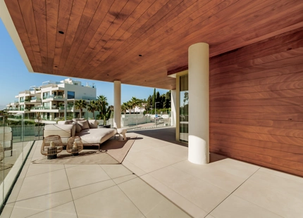 LUJOSO APARTAMENTO TRIPLEX DE 4 DORMITORIOS CON JARDÍN EN LA MILLA DE ORO DE MARBELLA