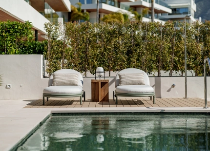 LUJOSO APARTAMENTO TRIPLEX DE 4 DORMITORIOS CON JARDÍN EN LA MILLA DE ORO DE MARBELLA
