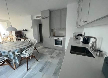 BONITO APARTAMENTO VACACIONAL EN ALCAZABA BEACH CON VISTAS AL MAR