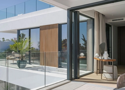 VILLA DE LUJO DE 4 DORMITORIOS CON IMPRESIONANTES ESPACIOS EXTERIORES EN MARBESA
