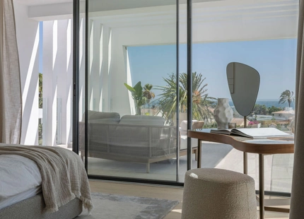 VILLA DE LUJO DE 4 DORMITORIOS CON IMPRESIONANTES ESPACIOS EXTERIORES EN MARBESA