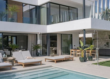 VILLA DE LUJO DE 4 DORMITORIOS CON IMPRESIONANTES ESPACIOS EXTERIORES EN MARBESA