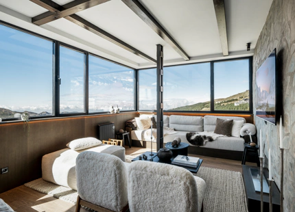 IMPRESIONANTE APARTAMENTO DE TRES DORMITORIOS EN LA ÚLTIMA PLANTA EN SIERRA NEVADA CON VISTAS EXCEPCIONALES A LA MONTAÑA