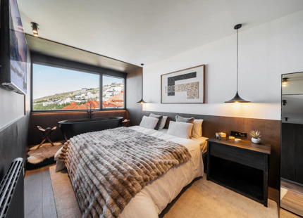IMPRESIONANTE APARTAMENTO DE TRES DORMITORIOS EN LA ÚLTIMA PLANTA EN SIERRA NEVADA CON VISTAS EXCEPCIONALES A LA MONTAÑA