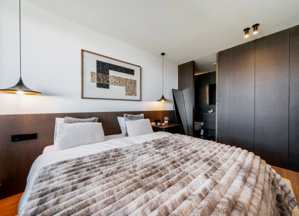 IMPRESIONANTE APARTAMENTO DE TRES DORMITORIOS EN LA ÚLTIMA PLANTA EN SIERRA NEVADA CON VISTAS EXCEPCIONALES A LA MONTAÑA