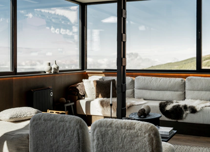IMPRESIONANTE APARTAMENTO DE TRES DORMITORIOS EN LA ÚLTIMA PLANTA EN SIERRA NEVADA CON VISTAS EXCEPCIONALES A LA MONTAÑA