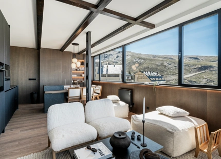 IMPRESIONANTE APARTAMENTO DE TRES DORMITORIOS EN LA ÚLTIMA PLANTA EN SIERRA NEVADA CON VISTAS EXCEPCIONALES A LA MONTAÑA