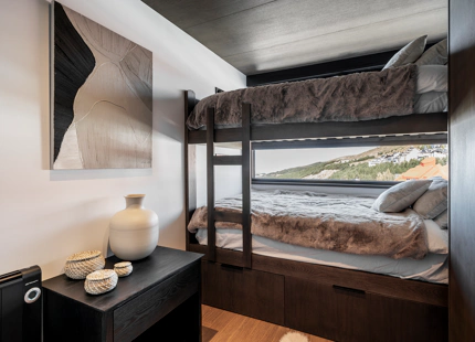 IMPRESIONANTE APARTAMENTO DE TRES DORMITORIOS EN LA ÚLTIMA PLANTA EN SIERRA NEVADA CON VISTAS EXCEPCIONALES A LA MONTAÑA