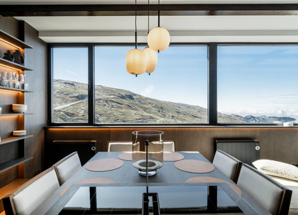 IMPRESIONANTE APARTAMENTO DE TRES DORMITORIOS EN LA ÚLTIMA PLANTA EN SIERRA NEVADA CON VISTAS EXCEPCIONALES A LA MONTAÑA