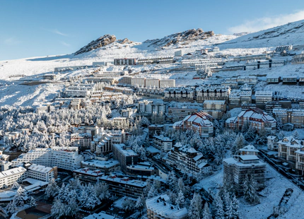 IMPRESIONANTE APARTAMENTO DE TRES DORMITORIOS EN LA ÚLTIMA PLANTA EN SIERRA NEVADA CON VISTAS EXCEPCIONALES A LA MONTAÑA
