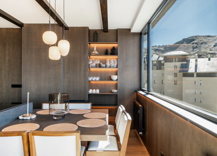 IMPRESIONANTE APARTAMENTO DE TRES DORMITORIOS EN LA ÚLTIMA PLANTA EN SIERRA NEVADA CON VISTAS EXCEPCIONALES A LA MONTAÑA