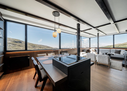 IMPRESIONANTE APARTAMENTO DE TRES DORMITORIOS EN LA ÚLTIMA PLANTA EN SIERRA NEVADA CON VISTAS EXCEPCIONALES A LA MONTAÑA