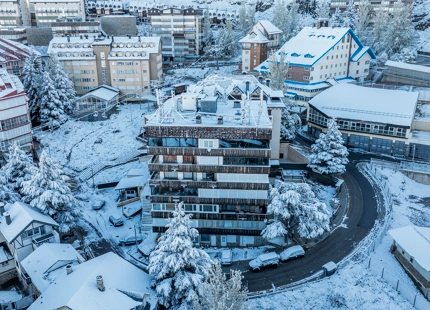 IMPRESIONANTE APARTAMENTO DE TRES DORMITORIOS EN LA ÚLTIMA PLANTA EN SIERRA NEVADA CON VISTAS EXCEPCIONALES A LA MONTAÑA