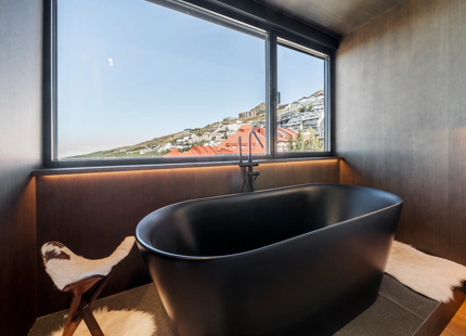 IMPRESIONANTE APARTAMENTO DE TRES DORMITORIOS EN LA ÚLTIMA PLANTA EN SIERRA NEVADA CON VISTAS EXCEPCIONALES A LA MONTAÑA